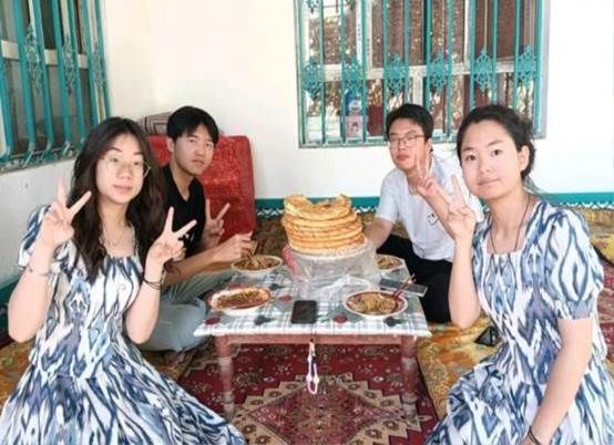 一群人在餐厅里用餐低可信度描述已自动生成