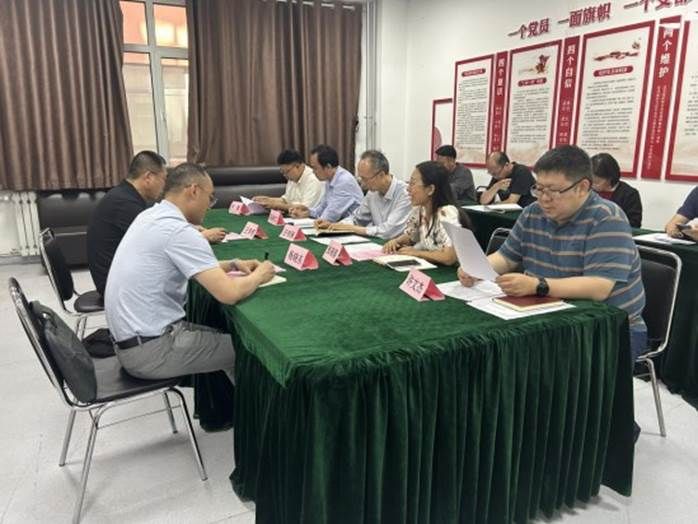 一群人围坐在桌子边描述已自动生成