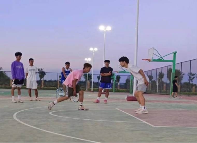 一群小孩正在玩飞盘中度可信度描述已自动生成